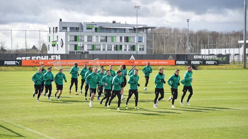 Die Gladbacher Mannschaft beim Laufen im Training am Borussia-Park am 15. März 2021.