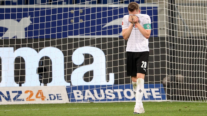 Hände vors Gesicht: Gladbach um Nationalspieler Matthias Ginter musste am MIttwoch einen herben Rückschlag um die Europapokalplätze hinnehmen: Das Team verlor nach einer 2:0-Führung bei der TSG Hoffenheim mit 2:3.