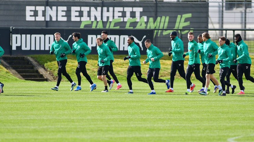 Teile der Gladbacher Mannschaft im Training am 15. März 2021 am Trainingsgelände des Borussia-Parks.