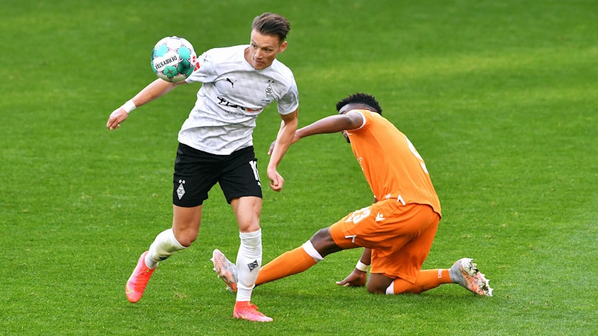 Borussias Hannes Wolf (l) im Zweikampf mit Bielefelds Anderson-Lenda Lucoqui (r.) beim 5:0-Sieg der Gladbacher gegen Arminia am 25. April 2021 im Borussia-Park.