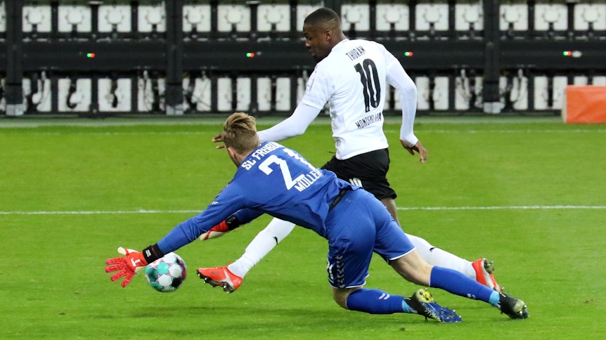 Gladbachs Marcus Thuram zieht ab zum 2-1 gegen den SC Freiburg am 3. April 2021.