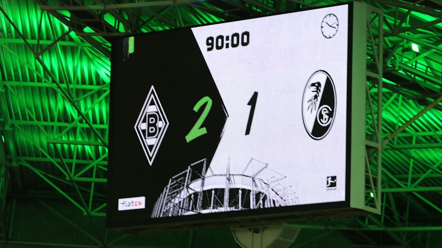 Die Anzeigetafel im Borussia-Park zeigt am Spielende das Endergebnis zwischen Gladbach und Freiburg an. 2:1 gewannen die Fohlen am 3. April 2021.