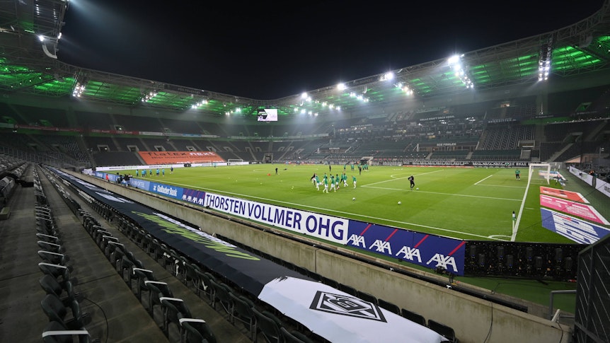Gladbachs Stadion Borussia-Park ohne Zuschauer beim Bundesliga-Spiel gegen den FC Schalke 04 am 28. November 2020.