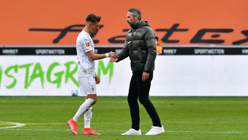 Gladbach Hannes Wolf (l.) klatscht sich nach dem Bundesligaspiel am 6. März mit Trainer Marco Rose (r.) ab.