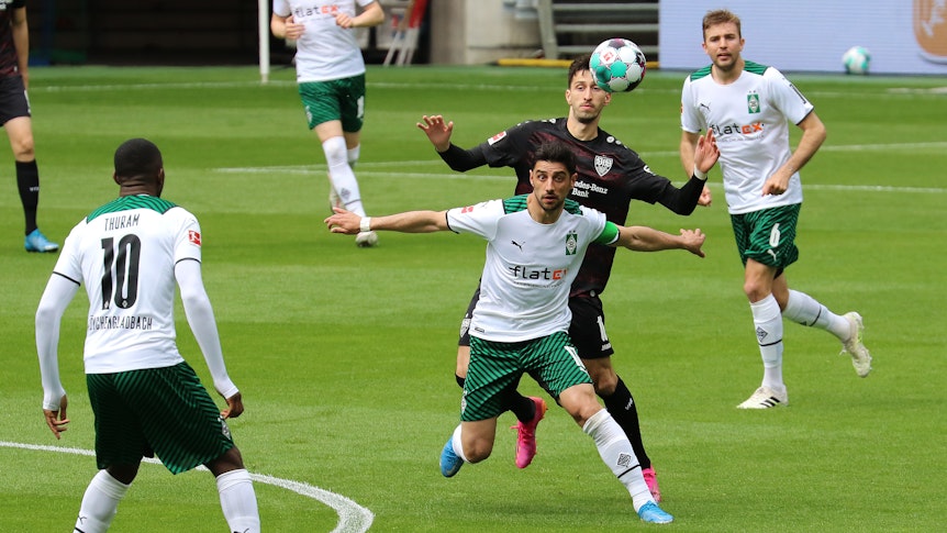 Gladbachs Kapitän Lars Stindl (Mitte) schirmt im Duell mit dem VfB Stuttgart (15. Mai 2021) den Ball ab, seine Team-Kollegen Christoph Kramer (rechts) und Markus Thuram (links) verfolgen das Geschehen.