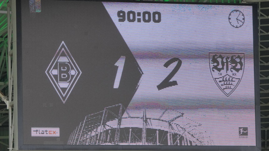 Die Anzeige-Tafel im Borussia-Park zeigt das bittere Ergebnis: Gladbach verlor am Samstag 1:2 gegen den VfB Stuttgart und muss nun um die Conference-League-Teilnahme bangen.