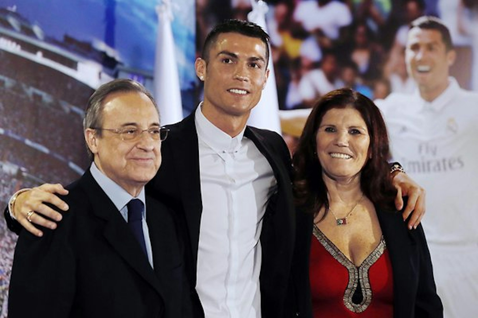 Cristiano Ronaldo mit seiner Mutter Dolores Aveiro und Real Madrids Präsident Florentino Perez bei der Bekanntgabe seiner Vertragsverlängerung am 7. November 2016.