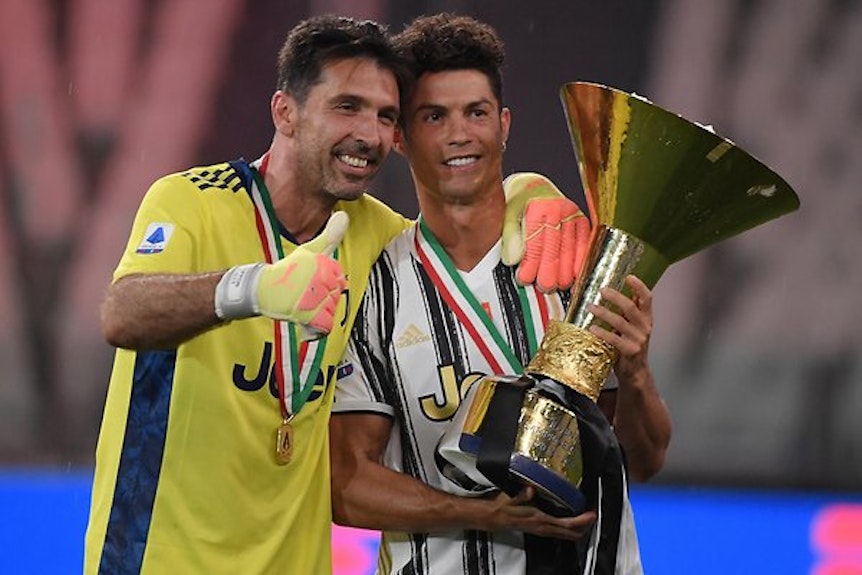 Gianluigi Buffon (l.) und Cristiano Ronaldo am 1. August 2020 nach dem Gewinn des Meistertitels der Saison 2019/20.
