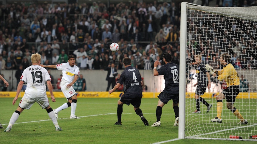 Es ist der 19. Mai 2011, als Stürmer Igor de Camargo (2. v. l.) mit diesem Treffer zum 1:0 in der letzten Sekunde der Nachspielzeit im Relegations-Hinspiel gegen Bochum Gladbach zum Sieg schießt.