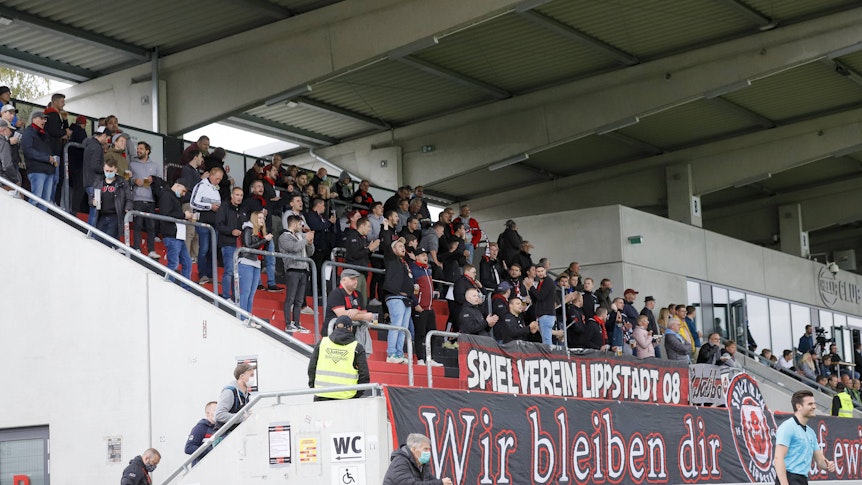 In der Regionalliga West ist die U23 von Borussia Mönchengladbach am 19. Mai 2021 beim SV Lippstadt in der Liebelt-Arena angetreten. Und: Es durften 350 Fans zuschauen. Möglich hat das die niedrige Corona-Inzidenz im Kreis Soest gemacht. Dieses Foto stammt vom 26. September 2020.