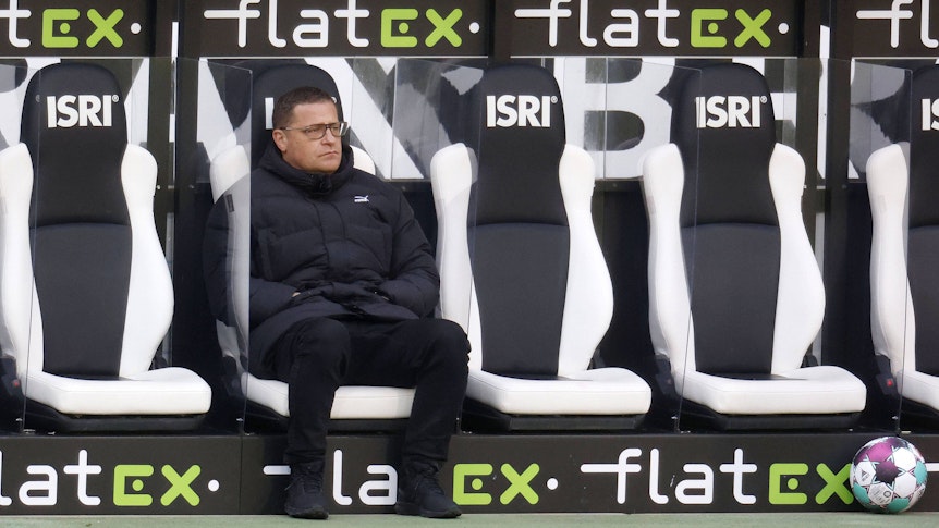 Gladbach-Manager Max Eberl sitzt auf der Auswechselbank im Borussia-Park.