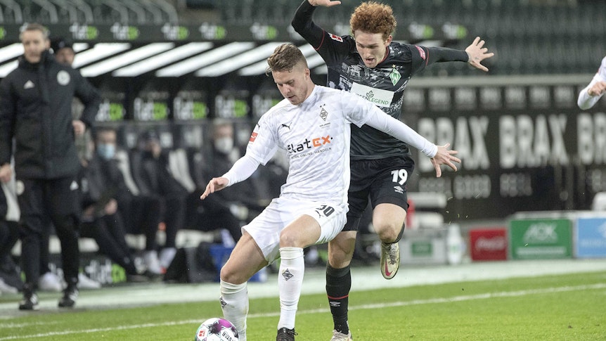 Gladbachs Nico Elvedi behauptet den Ball gegen Joshua Sargent vom SV Werder Bremen im Hinspiel am 19. Januar 2021.