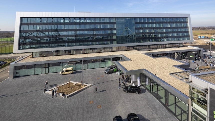 Borussias Neubau „8 Grad“, in dem auch das Fohlen-Hotel und der riesige Fan-Shop untergebracht sind. Diese Aufnahme des Geländes rund um das Gladbacher Stadion stammt vom 23. Februar 2019.