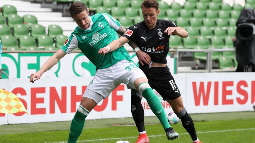 Am 34. Spieltag tritt Borussia Mönchengladbach bei Werder Bremen an. Das Foto zeigt Werders Marco Friedl (l.) im Zweikampf mit Gladbachs Hannes Wolf (r.).