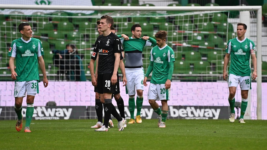Hängende Köpfe im Weserstadion: Gladbach gewann zwar 4:2 bei Werder Bremen, verpasste durch den Sieg von Union Berlin gegen RB Leipzig aber die Teilnahme an der Conference League. Werder steigt durch die Niederlage außerdem in Liga zwei ab.