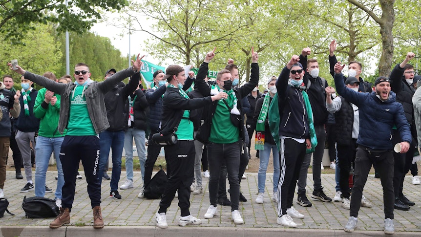 Zahlreiche Anhänger von Werder Bremen haben sich rund um das Stadion der Hanseaten versammelt, um ihren Klub im Abstiegskampf zu unterstützen.