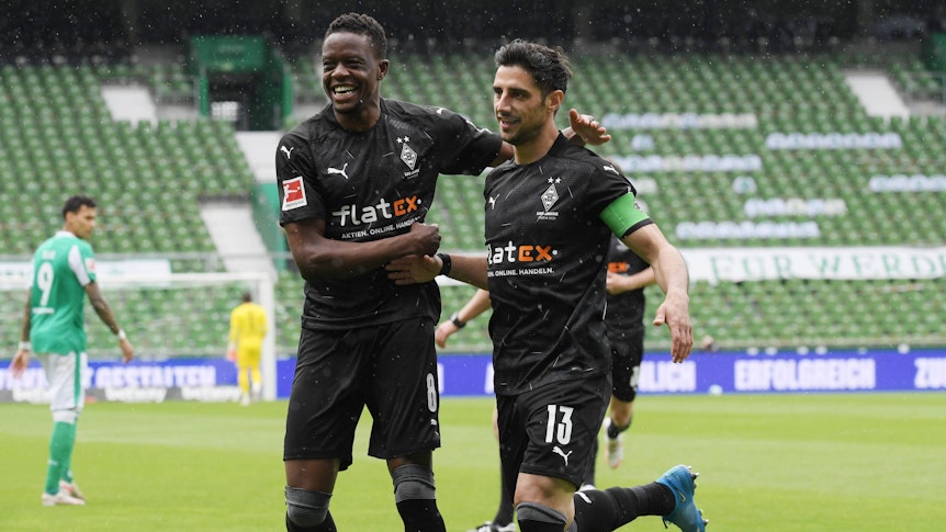 Gladbachs Mittelfeld-Star Denis Zakaria (links) jubelt gemeinsam mit Kapitän Lars Stindl über dessen Treffer zum 1:0 beim 4:2-Sieg in Bremen (22. Mai 2021).