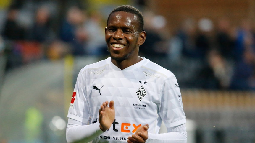 Ibo Traoré, hier lachend im Testspiel der Gladbacher gegen VVV Venlo am 4. September 2020, verlässt die Borussia.