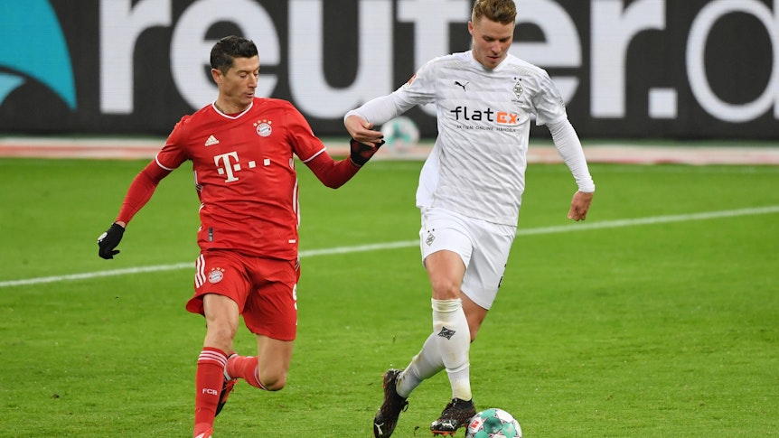 Gladbachs Nico Elvedi (r.) behauptet den Ball gegen Robert Lewandowski (l.) im Bundesligaspiel der Borussia gegen Bayern München am 8. Januar 2021 im Borussia-Park.