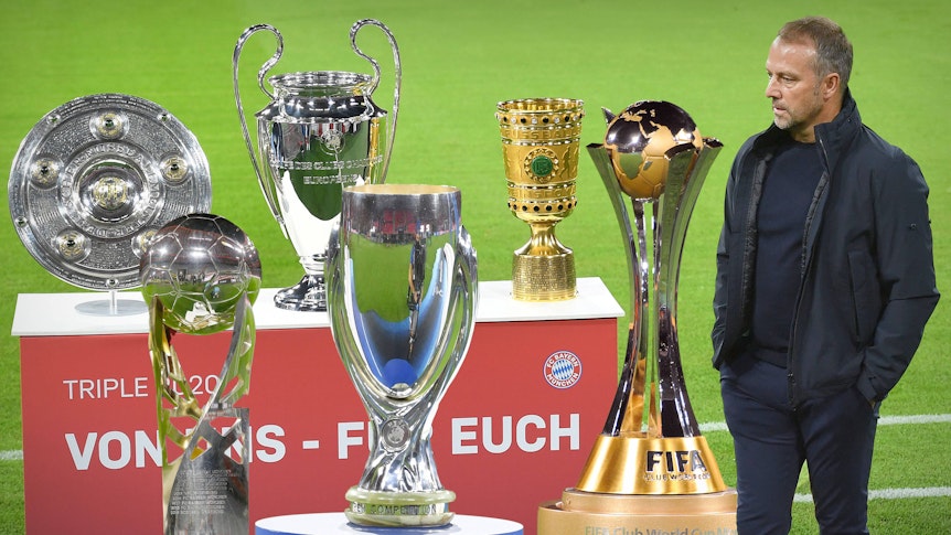 Bayern-Trainer Hansi Flick (r.) hat mit dem FCB in den vergangenen Monaten alle großen Vereins-Titel auf nationaler und internationaler Bühne abgeräumt. Vor dem Duell am Samstag (8. Mai 2021) gegen Gladbach spricht Flick über die VfL-Qualitäten.