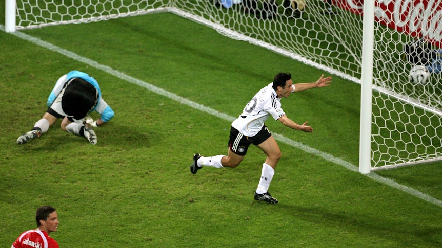 Oliver Neuville (Deutschland, re.) erzielt am 14. Juni 2006 bei der WM gegen Torwart Artur Boruc (Polen) das 1:0 und jubelt.