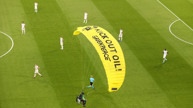 Ein Greenpeace-Aktivist landet beim Deutschland-Spiel mitten auf dem Rasen.