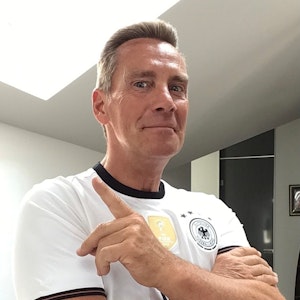 Jürgen Milski im Trikot der deutschen Fußball-Nationalmannschaft.