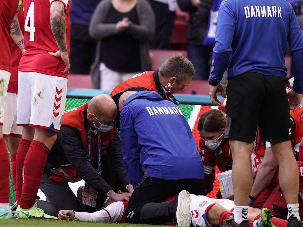 Notfall-Sanitäter behandeln Christian Eriksen während des EM-Spiels zwischen Dänemark und Finnland.