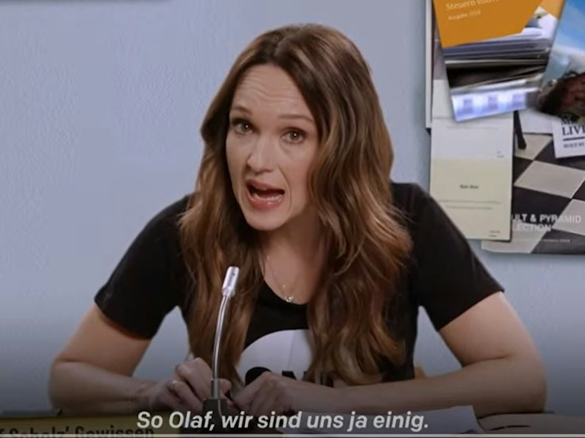 Carolin Kebekus in einem Youtube-Video als Gewissen von Olaf Scholz. Im Zentrum der Aktion von ONE steht die Agenda 2030, die die Politiker umsetzen sollen.