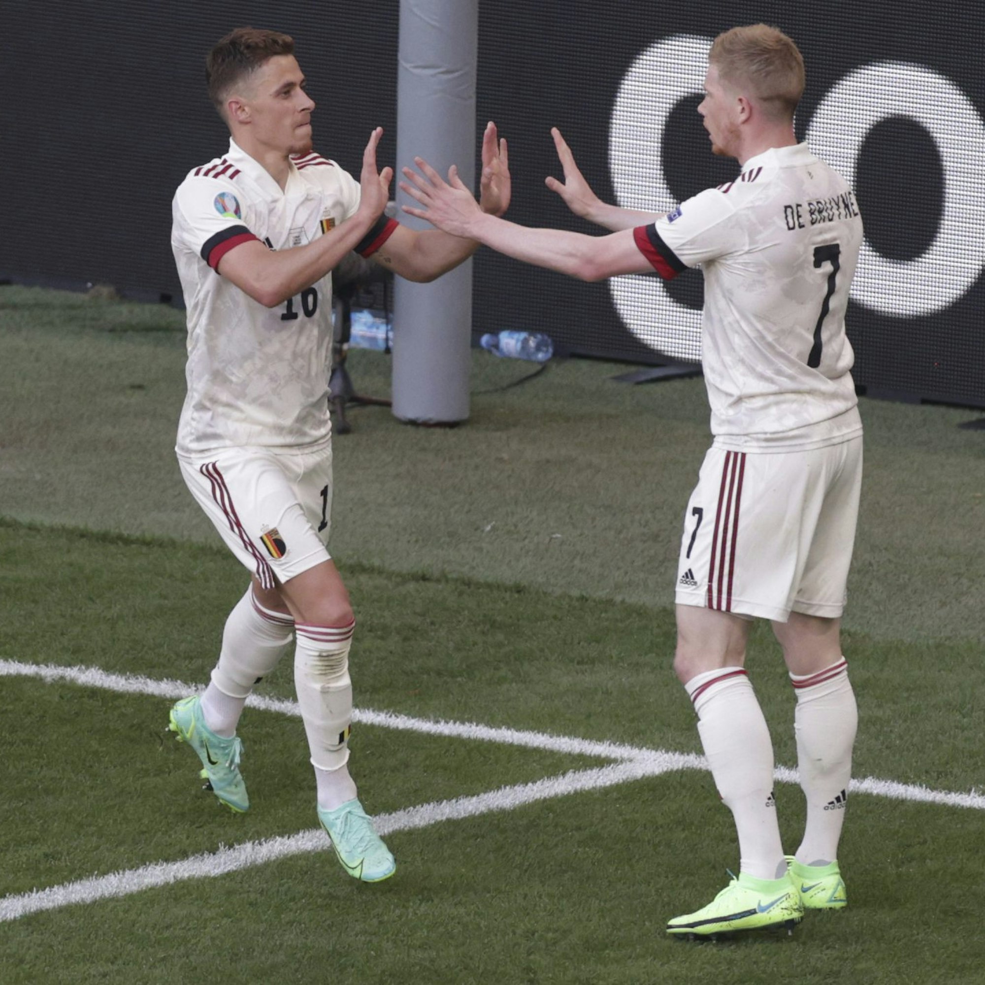 EM 2021: Thorgan Hazard und Kevin De Bruyne jubeln in Belgiens EM-Spiel gegen Dänemark.