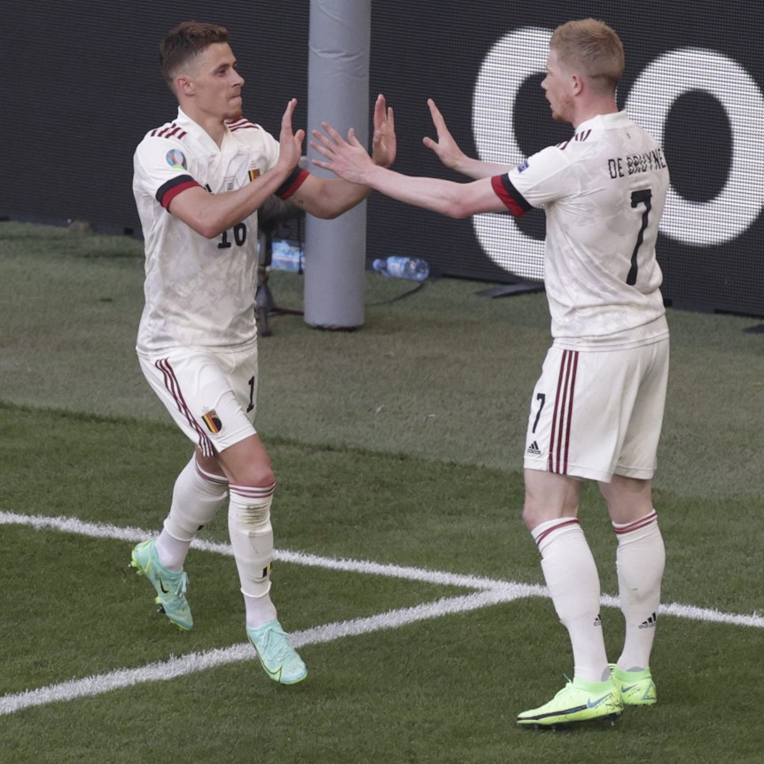 EM 2021: Thorgan Hazard und Kevin De Bruyne jubeln in Belgiens EM-Spiel gegen Dänemark.