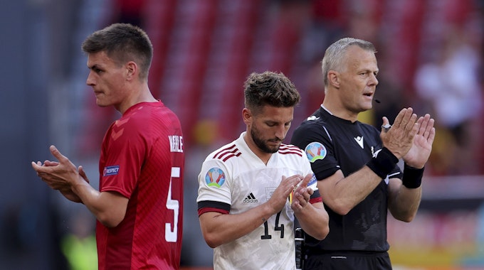EM 2021: Belgien, Dänemark und Schiedsrichter Björn Kuipers applaudieren für Christian Eriksen.