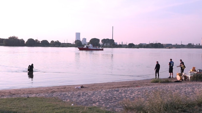 Einsatzkräfte suchen den Rhein bei Duisburg ab. Die DLRG warnt erneut vor dem Schwimmen im Rhein.