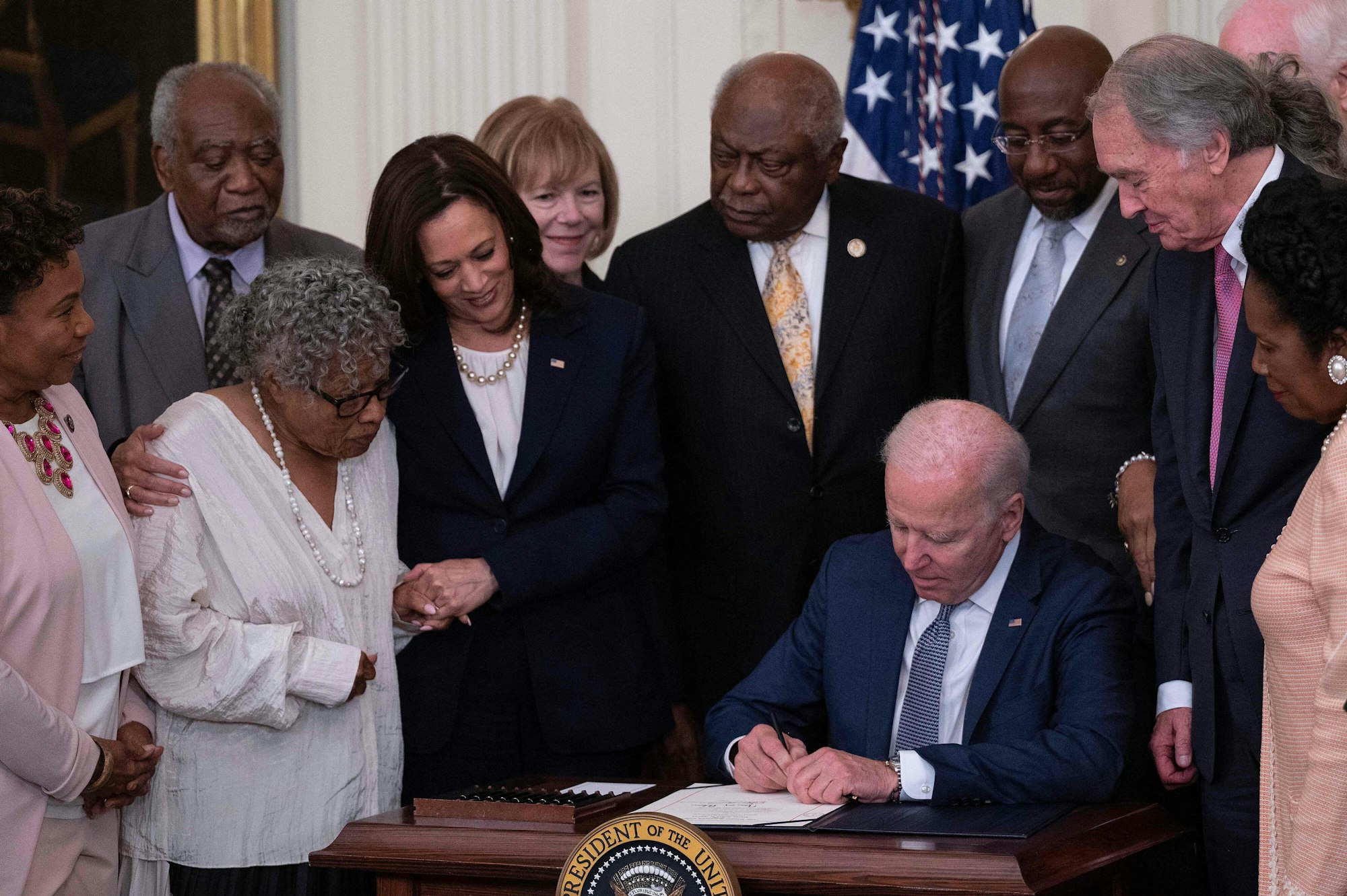 Us-Präsident Joe Biden unterzeichnet das Gesetz. Damit ist der 19. Juni in den USA künftig ein bundesweiter Feiertag.