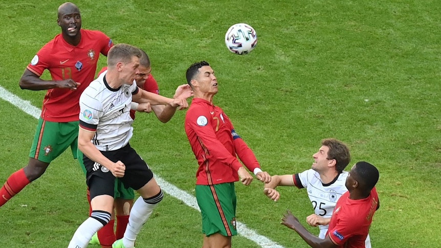 Gladbachs Matthias Ginter, hier im Zweikampf mit Portugals Cristiano Ronaldo, feierte mit dem DFB-Team im zweiten EM-Gruppenspiel einen 4:2-Sieg.