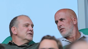 Der ehemalige Gladbacher Cheftrainer Michael Frontzeck (r.) und Wolfsburg-Manager Jörg Schmadtke (l.) sitzen am 31. August 2019 gemeinsam auf der Tribüne der Volkswagen-Arena und schauen sich in der Autostadt das Duell gegen den SC Paderborn an.