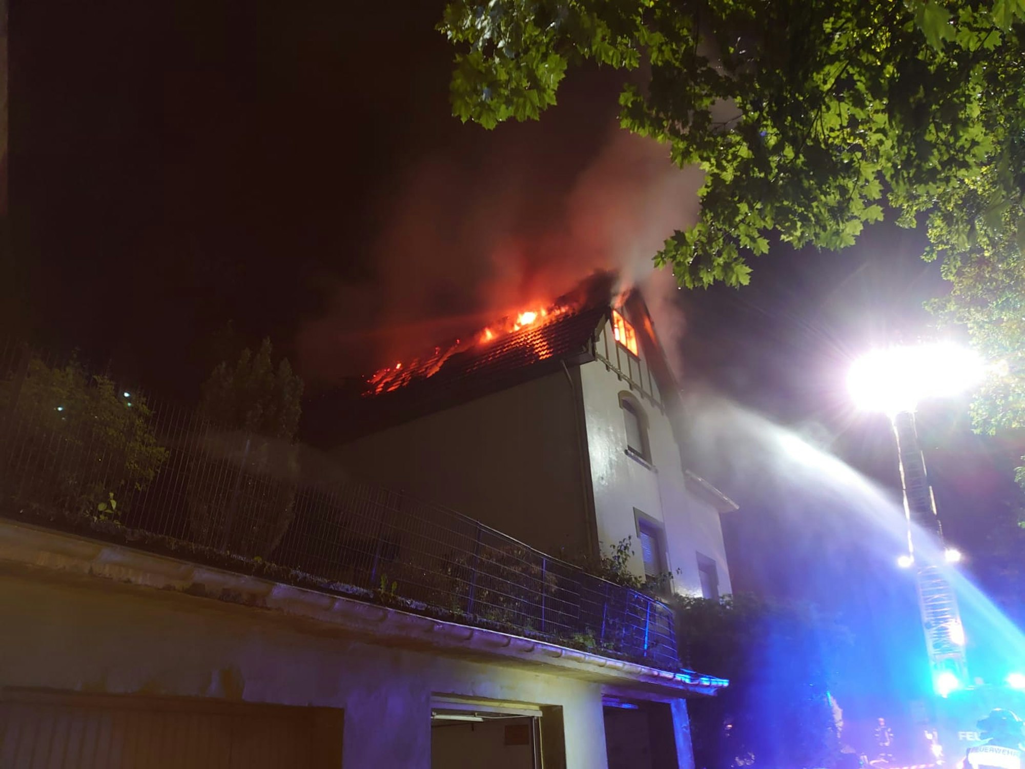 Freiwillige Feuerwehr Schalksmühle veröffentlichte auf Presseportal am 20.6.2021 Fotos von einem Dachstuhlbrand.