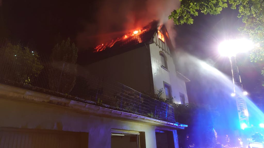 Freiwillige Feuerwehr Schalksmühle veröffentlichte auf Presseportal am 20.6.2021 Fotos von einem Dachstuhlbrand.