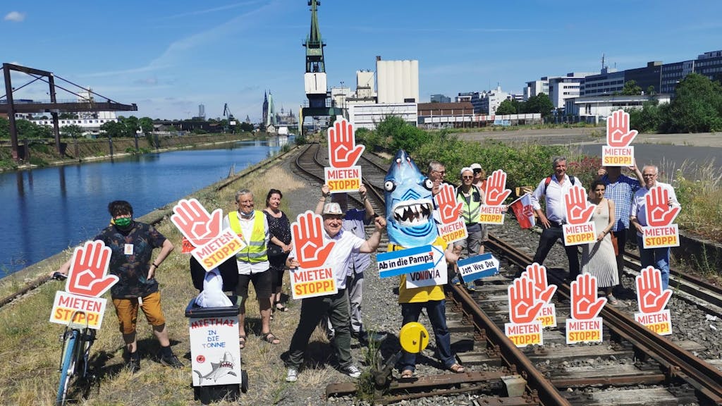 Bei einer bundesweiten Demo gegen steigende Mieten haben Aktivisten auch in Köln demostriert.