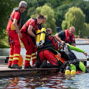 Kölner Rettungskräfte proben Einsatz mit ertrinkender Person am Fühlinger See.