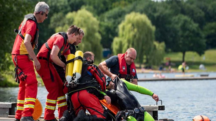 Kölner Rettungskräfte proben Einsatz mit ertrinkender Person am Fühlinger See.