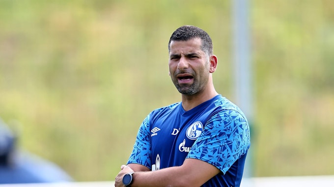 Dimitrios Grammozis, Trainer des FC Schalke 04, bei einer Trainingseinheit am 17. Juni 2021.