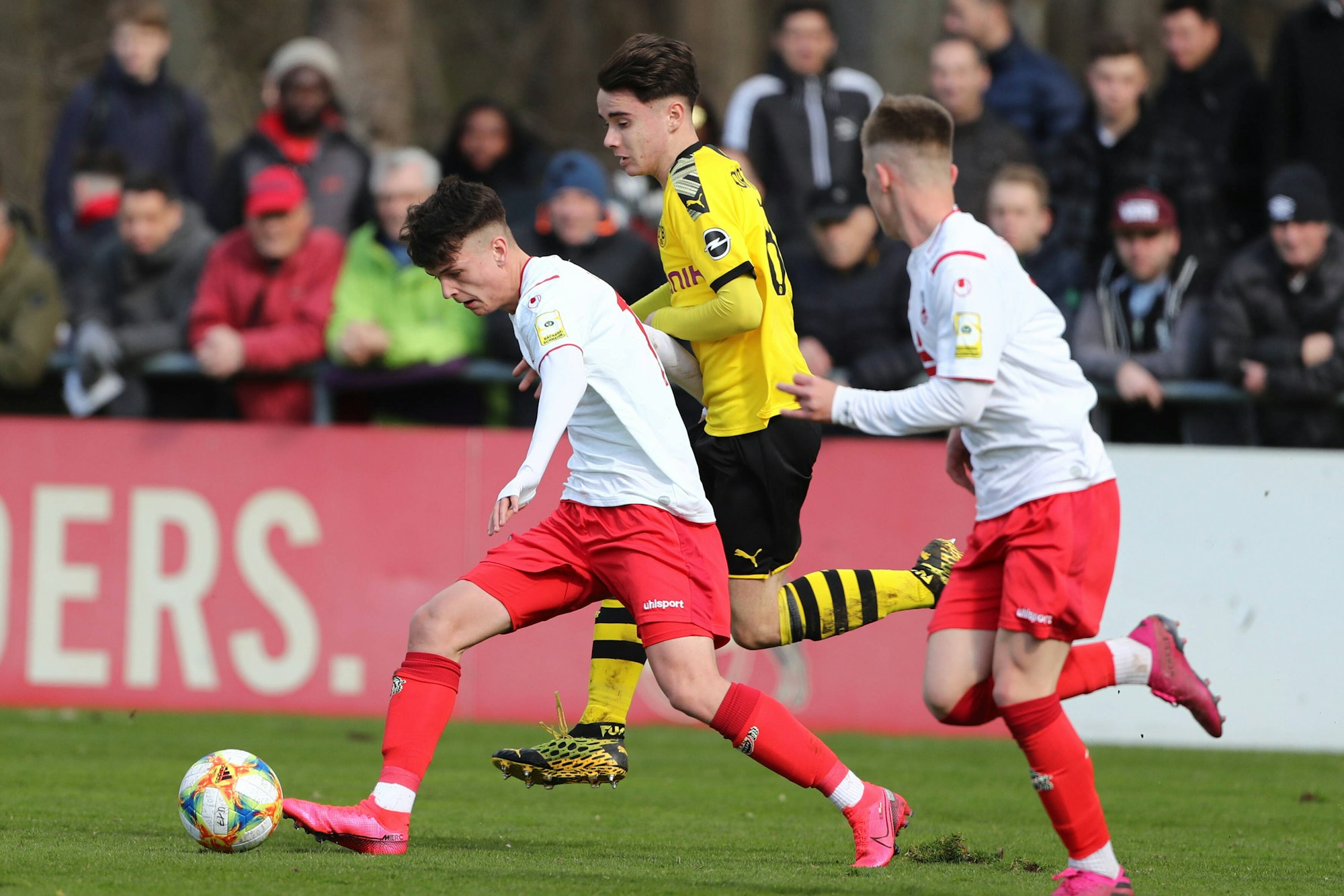 Philipp Wydra spielt für die U17 des 1. FC Köln gegen Borussia Dortmund.