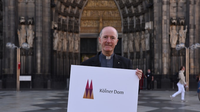 Dompropst Guido Assmann stellt am 1. Juni 2021 das neue Logo des Kölner Doms vor.