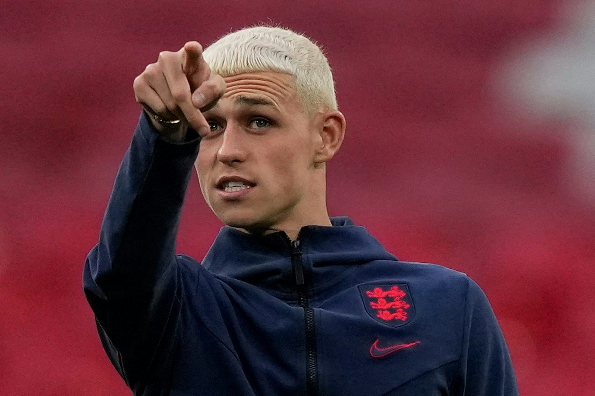 EM 2021: England-Star Phil Foden vor dem Spiel gegen Schottland mit blonden Haaren.