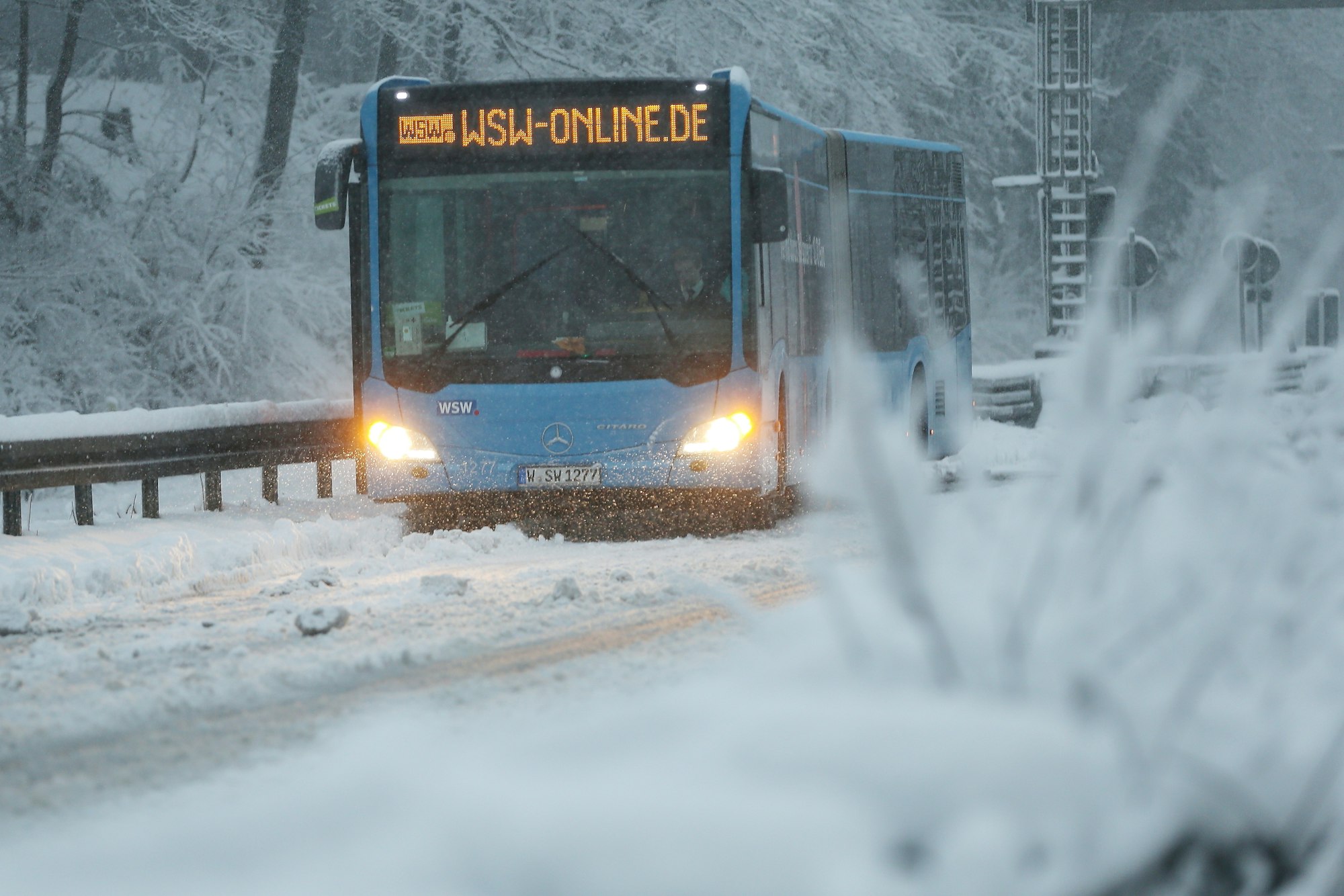 Ein Bus steckt im Schnee in Wuppertal beim Sonnenborner Kreuz fest.