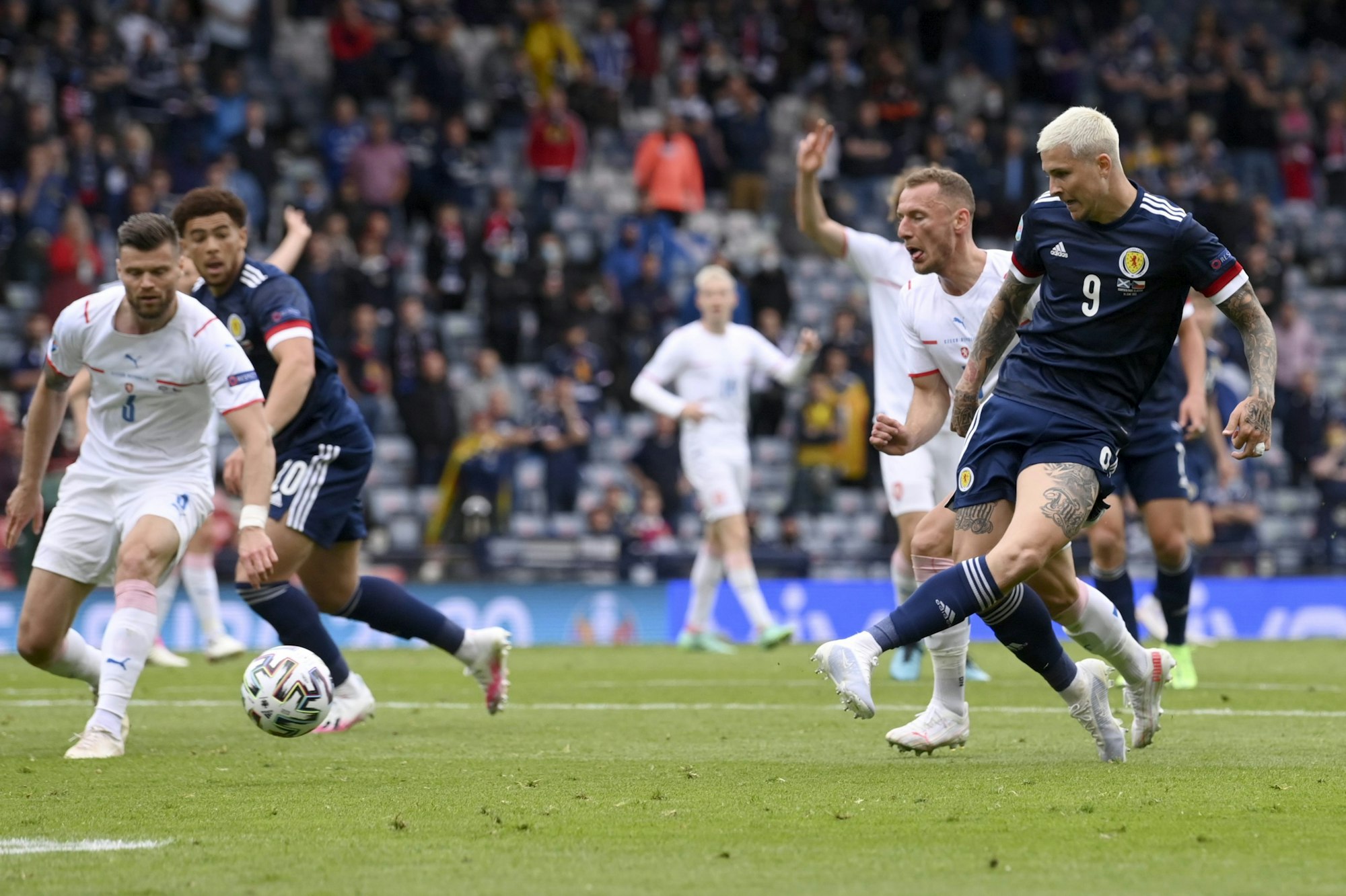 EM 2021: Schottland-Stürmer Lyndon Dykes mit blonden Haaren im Spiel gegen Tschechien.