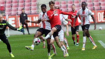 Philipp Wydra und Kingsley Ehizibue kämpfen beim 1. FC Köln um den Ball.