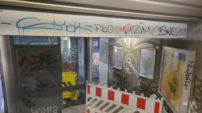Der Eingang der Bahnstation in Köln-Nippes ist mit Graffiti beschmiert.
