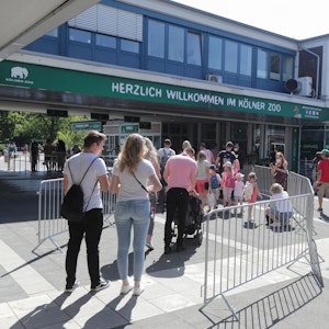 Menschen warten am 12. Juni 2021 vor dem Eingang des Kölner Zoos auf den Einlass.